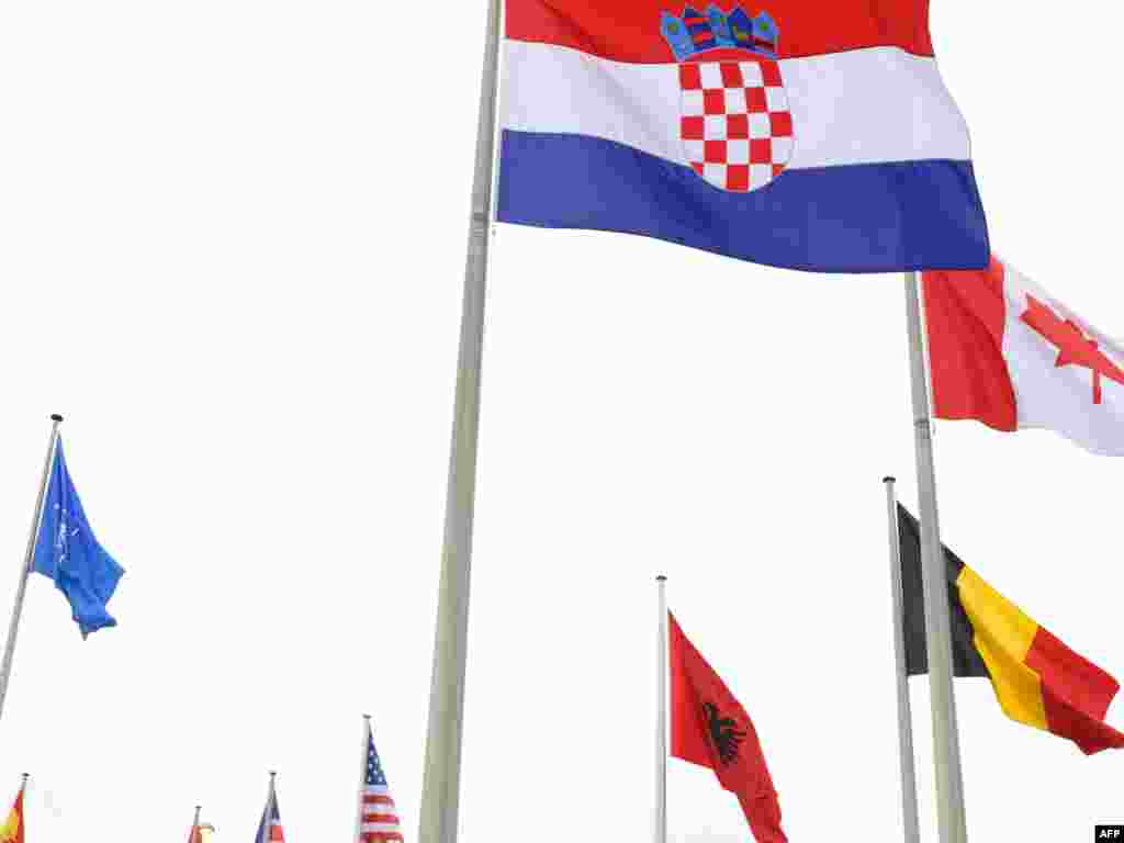 Belgija - Nove zastave - Hrvatska i Albanija su i zvanično postale nove članice NATO saveza, pa su se pred sjedištem ove organizacije zaviorile dvije nove zastave.