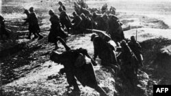 Эпизод сражения у Вердена, 1916 год. Французские солдаты идут в атаку. Архивное фото