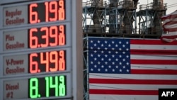 Cene goriva na Šelovoj benzinskoj pumpi pored rafinerije Marathon Petroleum Corp. u Los Anđelesu u Karsonu, Kalifornija, 22. septembra. Energetski analitičari su doveli u pitanje da će nedavni sporazum o dizelu značajno sniziti cene za američke potrošače.