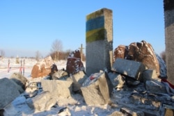 После разрушения украинского памятника в польских Грушовичах в бывшем селе Гута-Пеняцкая был разрушен памятник убитым полякам. 10 января 2017 года