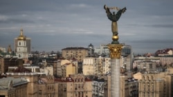 Київ, столиця України. Стела на Майдані Незалежності і дзвіниця Софії Київської. 24 лютого 2026 року. Четверта річниця початку Росією повномасштабної війни проти України