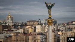 Centrul Kievului, cu Monumentul Independenței în prim-plan, în dimineața zilei de 24 februarie 2026. 