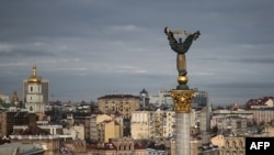 Na fotografiji Spomenik nezavisnosti iznad Trga nezavisnosti u Kijevu 24. februara 2026. godine, dok Ukrajina obilježava četvrtu godišnjicu potpune ruske invazije.