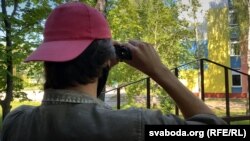 На выбарчым участку ў менскай гімназіі №6 назіральнікаў не пусьцілі ў будынак, яны назіралі зь біноклем.