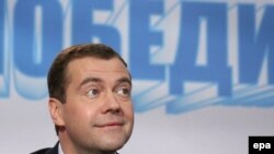 Медведев Путин юлыннан барырга чакыра