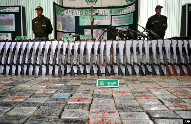 98 pushkë sulmi Kalashnikov dhe disa qindra kilogramë kokainë të sekuestruara gjatë një operacioni ushtarako-policor kundër guerilëve ultra të majtë të ELN në departamentin kolumbian të Antioquia-s. 2024
