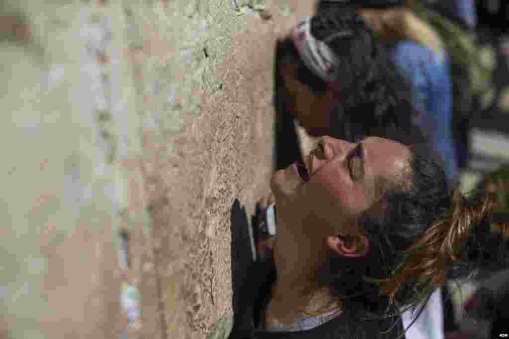 A Jewish woman prays at the Western Wall in the old city of Jerusalem. (epa/Atef Safadi)