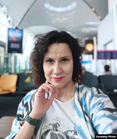 Орыс порно көру: Екі қыз жігіттің көсегін жалайды.