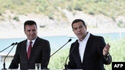 Kryeministri i Maqedonisë, Zoran Zaev dhe ai i Greqisë, Alexis Tsipras në ditën kur u arrit Marrëveshja për emrin. Prespë, 17 qershor, 2018. 