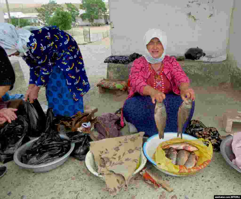 Saryýazy suw howdany Mary welaýatynyň Serhetabat etrabynyň Saryýazy obasynyň golaýynda ýerleşýär.
