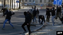 Молодики в масках і з камінням в руках на вулицях Львова, 19 березня 2016 року