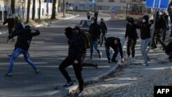 Невідомі в масках кидають каміння у бік ЛГБТ-активістів у Львові, 19 березня 2016 року