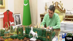 Gurbanguly Berdimuhammedow kitap ýazýan mahaly (döwlet telewideniýesiniň reportažyndan kadr). 2019-njy ýyl