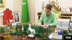 Гурбангулы Бердымухамедов за написанием книг (кадр из репортажа гостелевидения). 2019 год