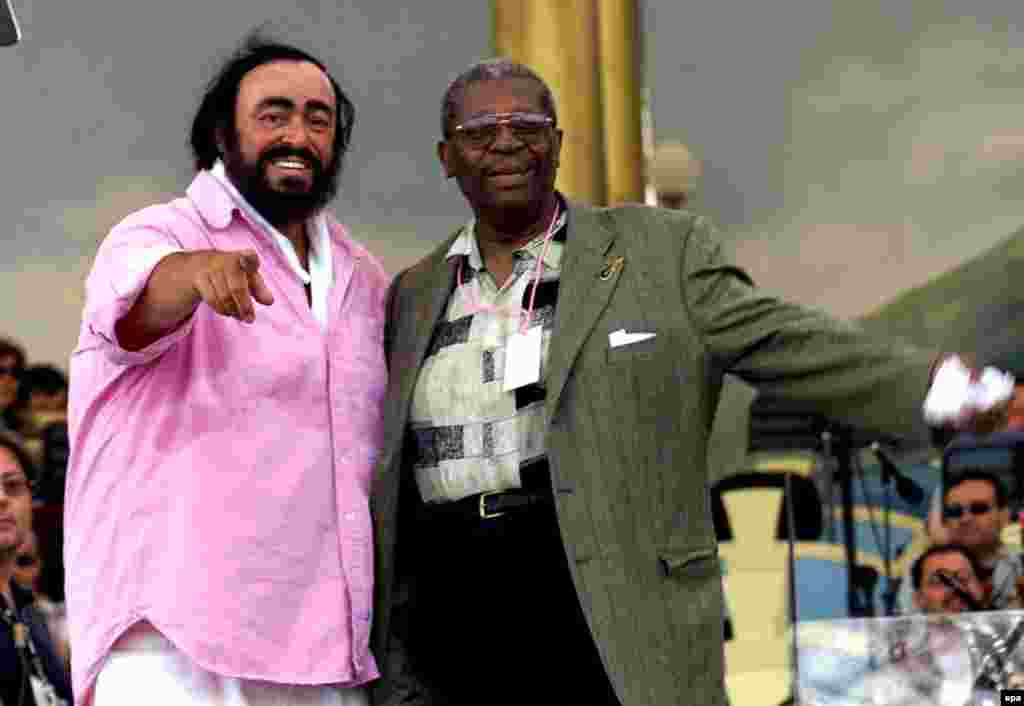 B.B. King (djathtas) dhe këngëtari italian, Luciano Pavarotti (majtas), 1999.