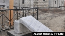 Eighteen Muslim graves were damaged in the attack. 