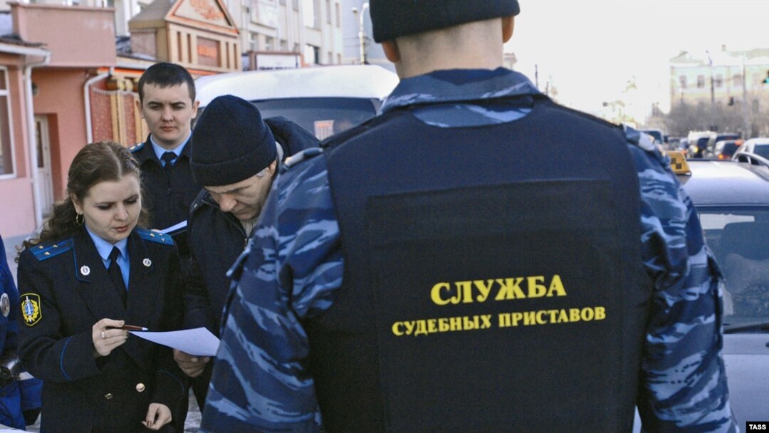 Среди экзотических способов добывания долгов - засады на дорогах