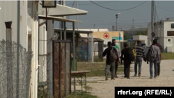 Мигранти во прифатен центар во Гевгелија, Северна Македонија