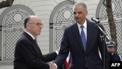 Ministul de justiție american Eric Holder (dr) și cel de interne francez Bernard Cazeneuve, la Paris, la încheierea reuniunii ministeriale pe tema terorismului de la 11 ianuarie