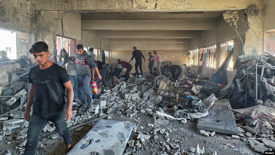 Urmările atacului asupra școlii din tabăra Nuseirat, în zona centrală a Fâșiei Gaza.