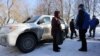 Назіральнікі АБСЭ размаўляюць зь мясцовымі жыхарамі ў Аўдзееўцы. 30 студзеня 2017 году