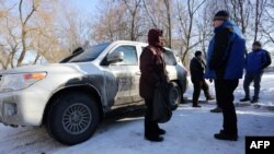 Спостерігачі ОБСЄ та місцева жителька на Донбасі, 30 січня 2017 року 
