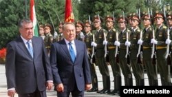 Президент Казахстана Нурсултан Назарбаев (справа) и президент Таджикистана Эмомали Рахмон. Душанбе, 14 сентября 2015 года. 