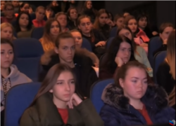 Студенты на кинопоказе, сюжет подконтрольного российским силам канала «Луганск-24»