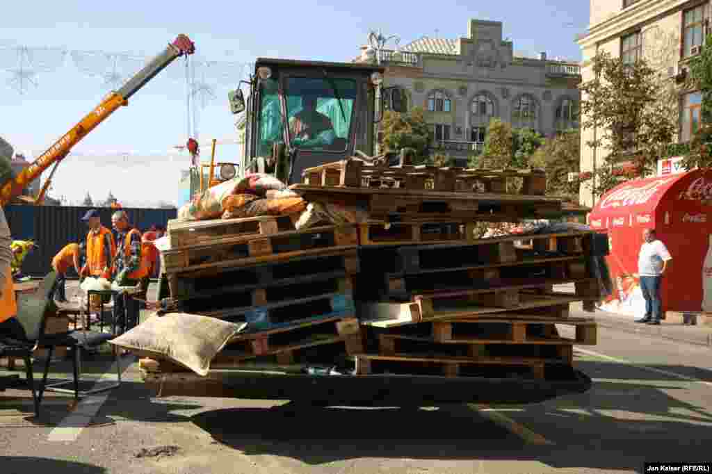 Ukraine -- Communal services with the police dismantle barricades in central Kyiv. 7 August, 2014