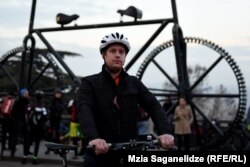 ჯოზეფ ალექსანდერ სმიტი 2 წელია, რაც თბილისში თითქმის ყოველ დღე მოძრაობს ველოსიპედით.