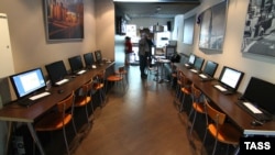 Интернет кафе. Мәскеу, 21 қыркүйек 2012 жыл. (Көрнекі сурет)