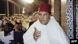 Muhammad Ali 1998 yilda Rabotda Ramazon bayrami tadbirlarida qatnashmoqda.