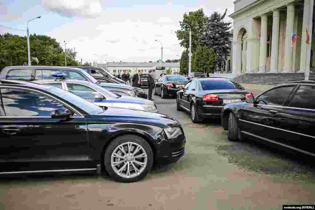 Міністэрскі аўтапарк ля выставы