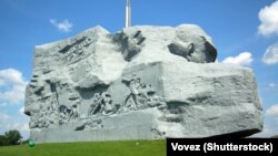 Манумэнт «Мужнасьць», від ззаду