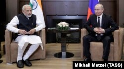 Russian President Vladimir Putin (right) meets with Indian Prime Minister Narendra Modi in the Black Sea resort of Sochi on May 21.