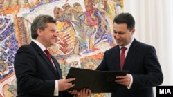 Претседателот Ѓорге Иванов му го врачува мандатот за составување влада на лидерот на ВМРО-ДПМНЕ, Никола Груевски на 28 јуни 2011 година.