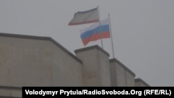 Російський прапор поруч із кримським на будівлі парламенту в Сімферополі