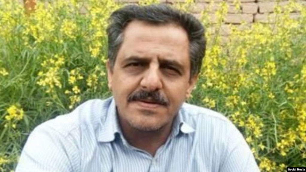 محمدحسین سپهری از حدود هشت ماه پیش در مشهد زندانی است و خواهر او نیز که بیانیه‌ای دیگر با خواست استعفای خامنه‌ای امضا کرده، نیز در این شهر زندانی است.