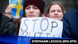 Женщины у здания Европейского парламента митингуют в поддержку суверенитета Украины на фоне эскалации напряженности на украинско-российской границе. Брюссель, 9 февраля 2022 года