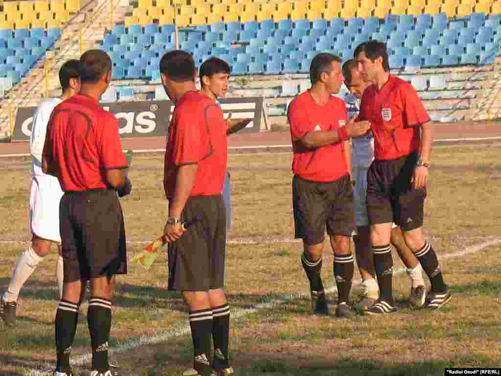 Tajikistan -- Tajik football team of "Istiqlol" celebrates it victory, 29Nov2010 