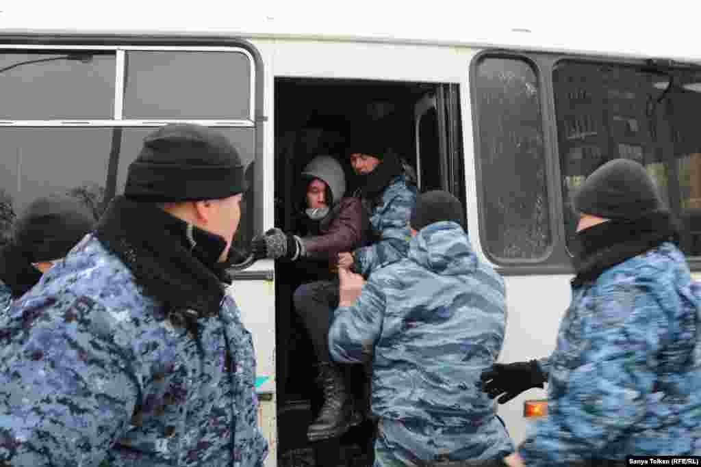 Азаттық тілшілерінің хабарлауынша, Нұр-Сұлтанда бұл күні кем дегенде елу адам ұсталған. 
