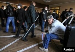 Проросійські активісти всередині будівлі Донецької ОДА