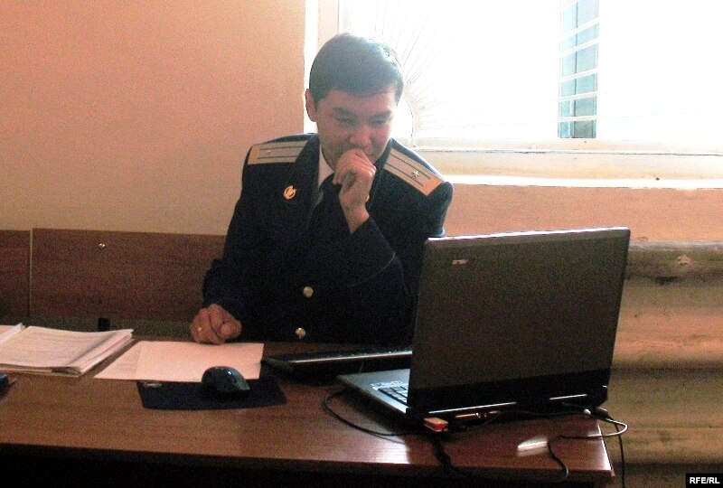 Алтай Джанибеков, государственный обвинитель по делу Евгения Жовтиса, в зале суда. Баканас, 3 сентября 2009 года.