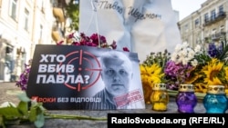 Памятник на месте гибели Павла Шеремета в Киеве, открыт 20 июля 2020 года