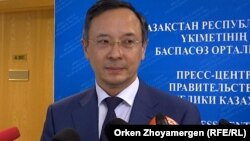 Қазақстан сыртқы істер министрі Қайрат Әбдірахманов журналистерге сұхбат беріп тұр. Астана, 4 шілде 2017 жыл.