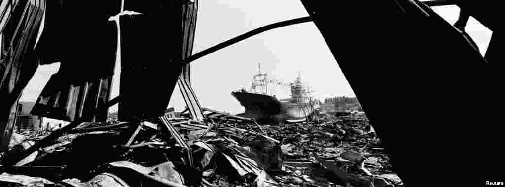 This photo of the aftermath of Japan&#39;s tsunami won Italy&#39;s&nbsp;Paolo Pellegrin an award.