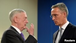 Jim Mattis (majtas) dhe Jens Stoltenberg