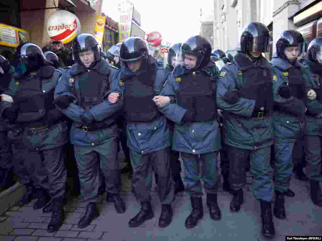 Для предотвращения акции "Стратегии -31" на Триумфальной площади полиция просто не давала никому на ней находиться