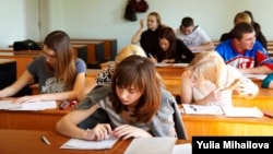 Studenţi la examen