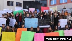 Više od 200 učenika iz osam srednjih škola u Bihaću poslali su jasne poruke političarima u BiH